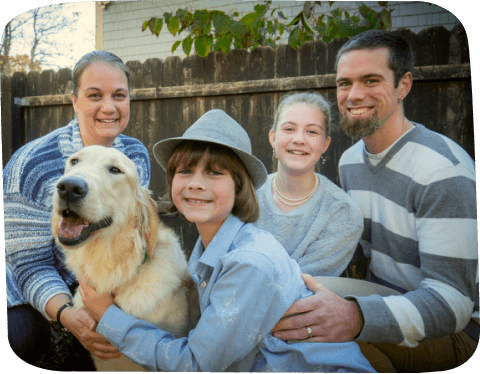 Una foto de la familia Mackechnie: Dawn, su pareja, dos hijos y su perro